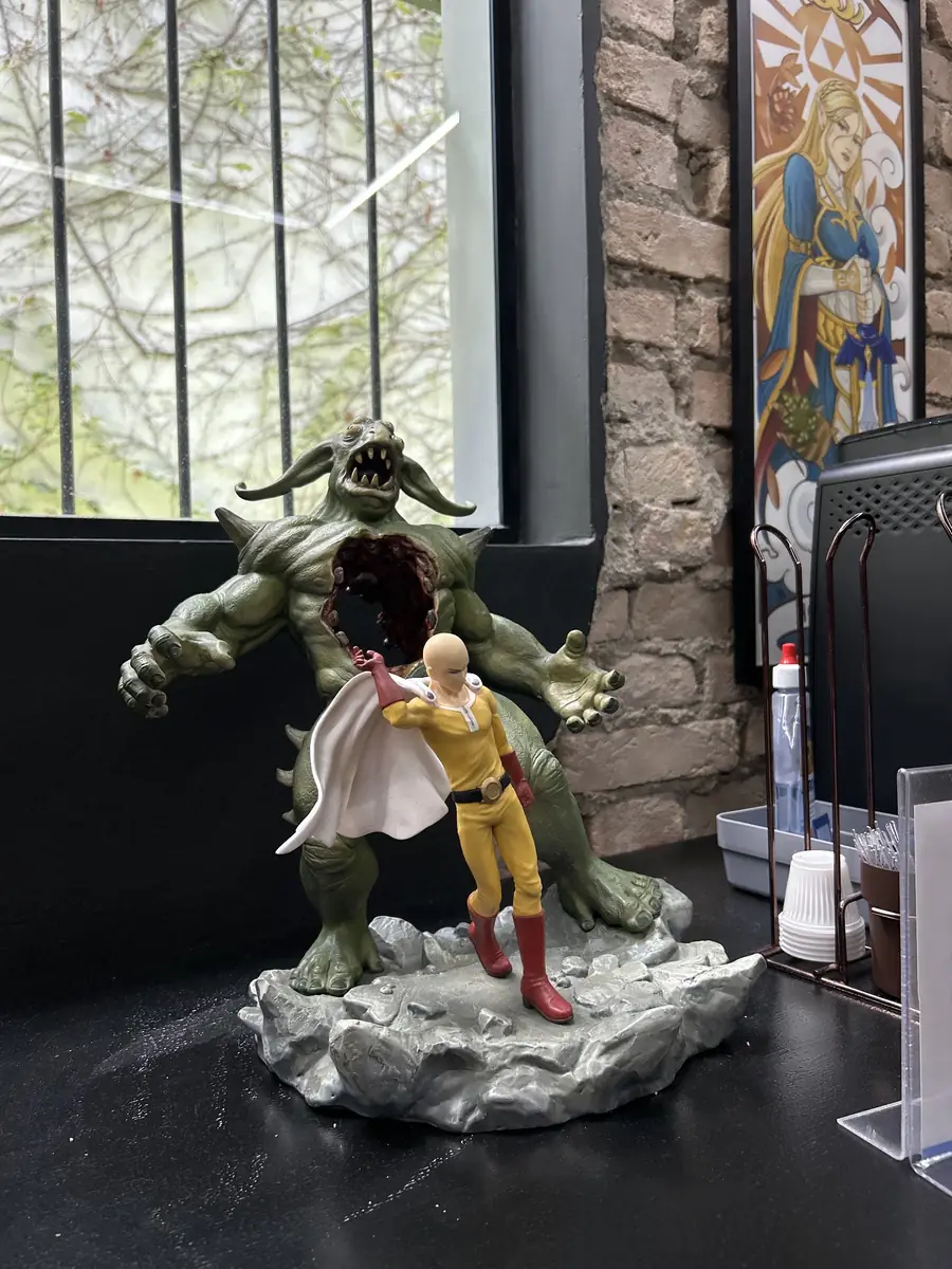 Estátua do Saitama, de One Punch Man, perto da janela do estúdio