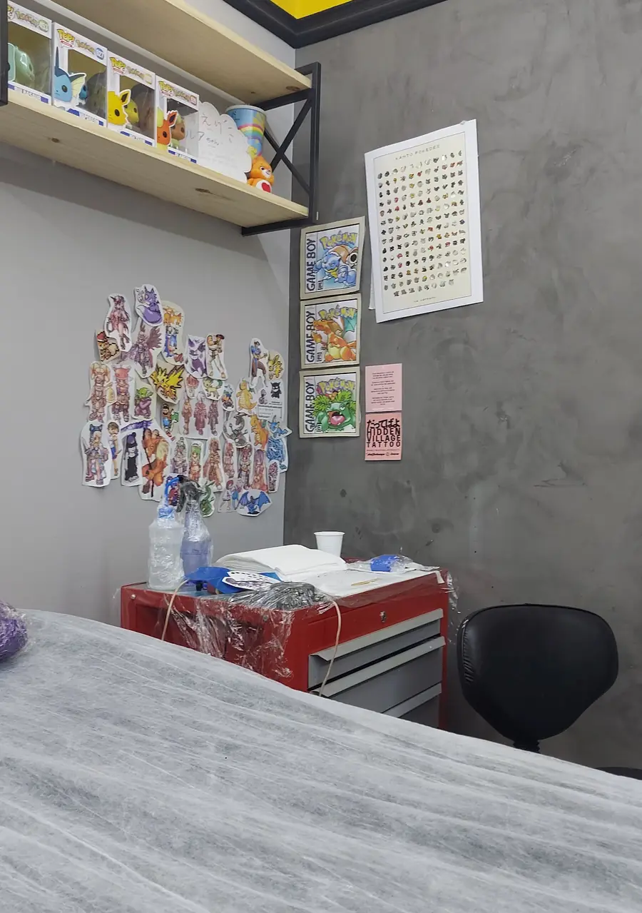 Maca e bancada de tatuagem, limpas e organizadas