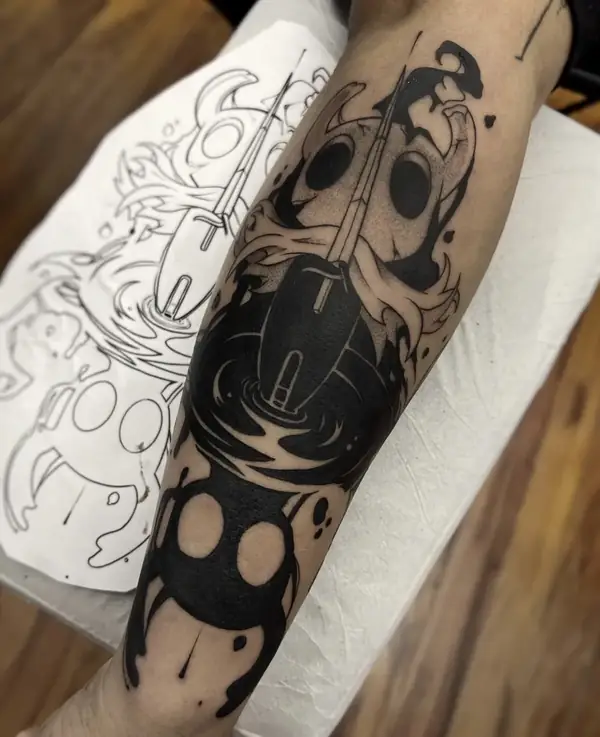 Tatuagem blackwork no antebraço, com o decalque do desenho ao lado